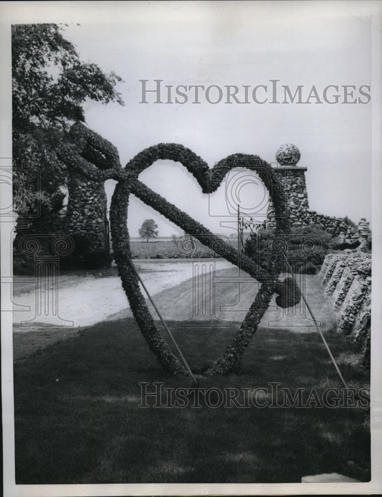 Load image into Gallery viewer, 1958 Press Photo The high cupid's heart on the lawn of the Arthur Martens farm
