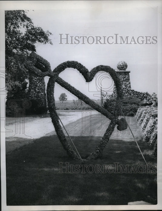 1958 Press Photo The high cupid's heart on the lawn of the Arthur Martens farm