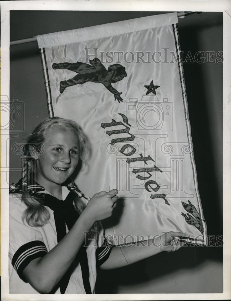 1945 Media Photo Maxine Tvede with the flag she designed for Mother's Day