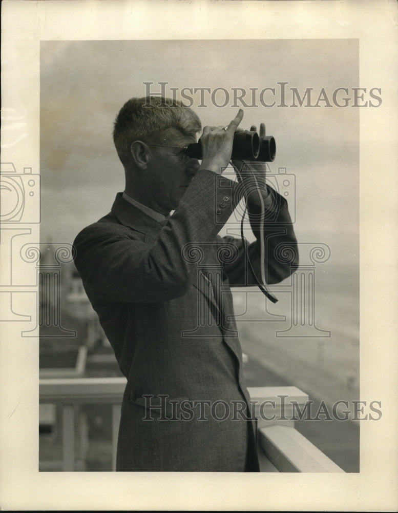 1930 Press Photo W.R. Thom Scans Destroyers From Coast Guard Tower - ned12989