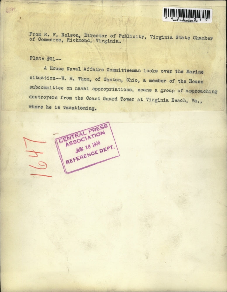 1930 Press Photo W.R. Thom Scans Destroyers From Coast Guard Tower - ned12989