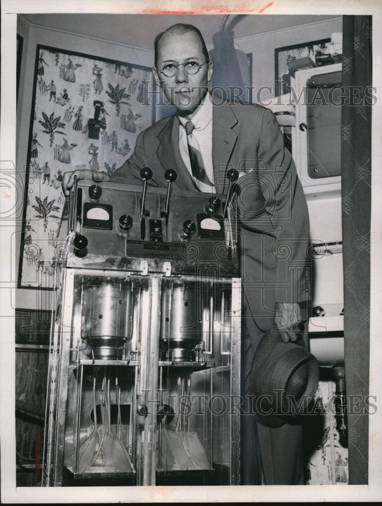 Load image into Gallery viewer, 1954 Press Photo Dr. James Tullis heads to Europe to demo blood machine
