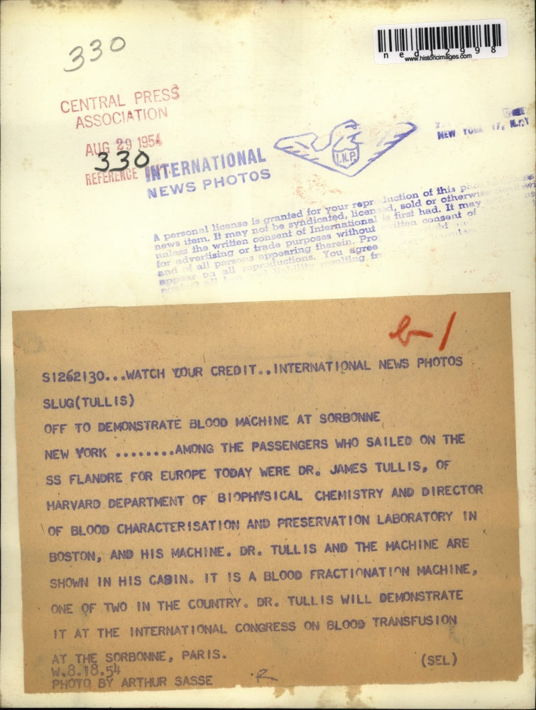 1954 Press Photo Dr. James Tullis heads to Europe to demo blood machine
