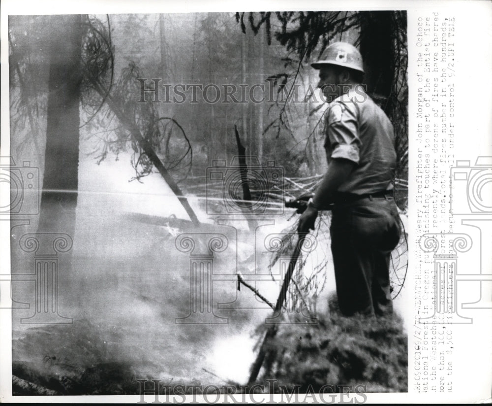 1972 Press Photo Wenatchee Wash firefighter John Morgan at wildfire