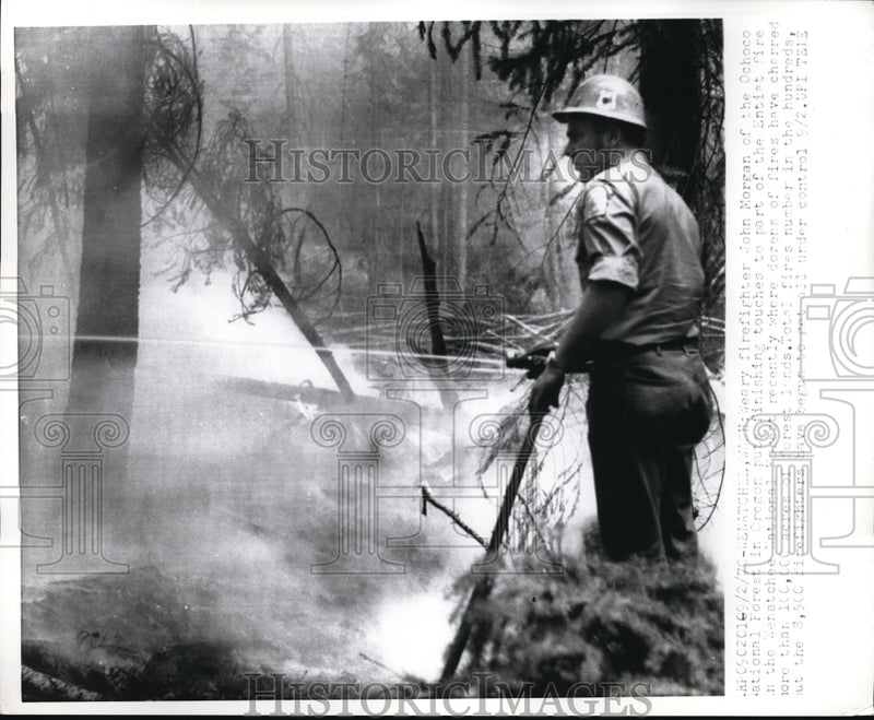 Load image into Gallery viewer, 1972 Press Photo Wenatchee Wash firefighter John Morgan at wildfire
