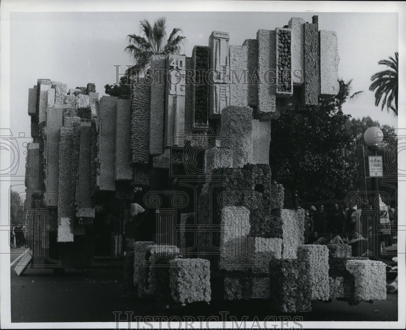 Load image into Gallery viewer, 1968 Press Photo Tournament of Roses Parade
