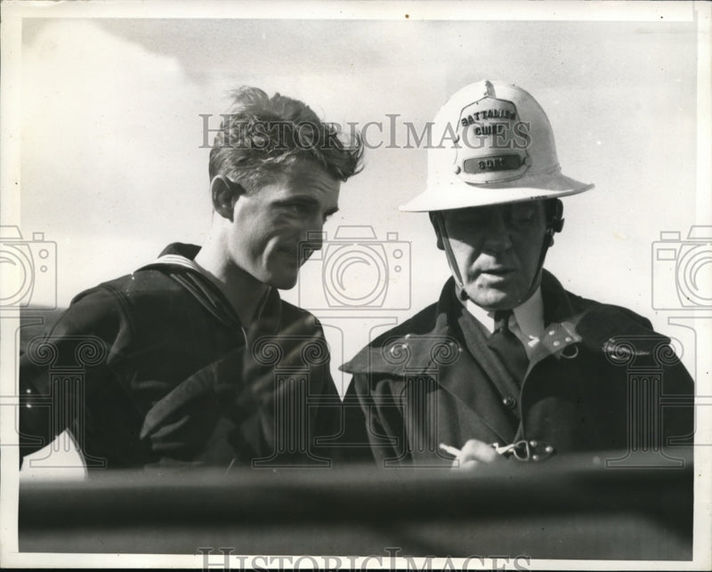 Load image into Gallery viewer, 1939 Press Photo C.D. Thomasson and Capt. McTarney After Plane Accident
