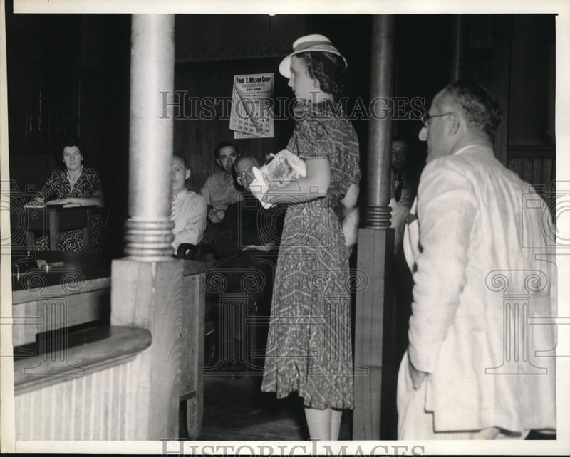 Load image into Gallery viewer, 1939 Media Photo Marion Talley &amp; George Ferris in Mamaroneck Police Court in NY
