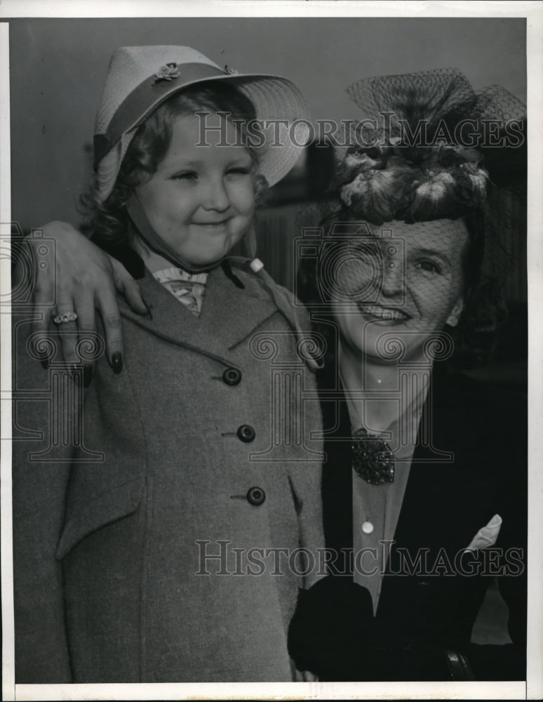 Load image into Gallery viewer, 1940 Media Photo Pasadena Calif Opera star Marion Talley &amp; daughter Susan
