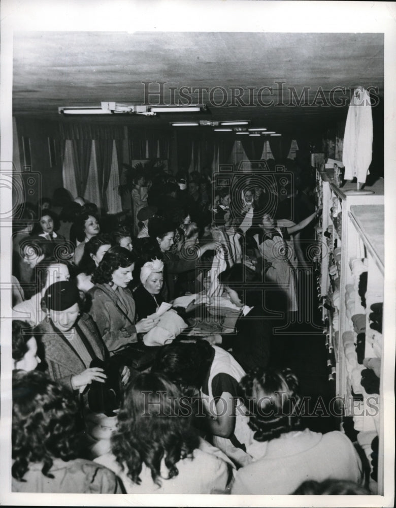 Load image into Gallery viewer, 1946 Media Photo Tokyo Americans Jam Counters To Purchase Items-Ginza Army Post
