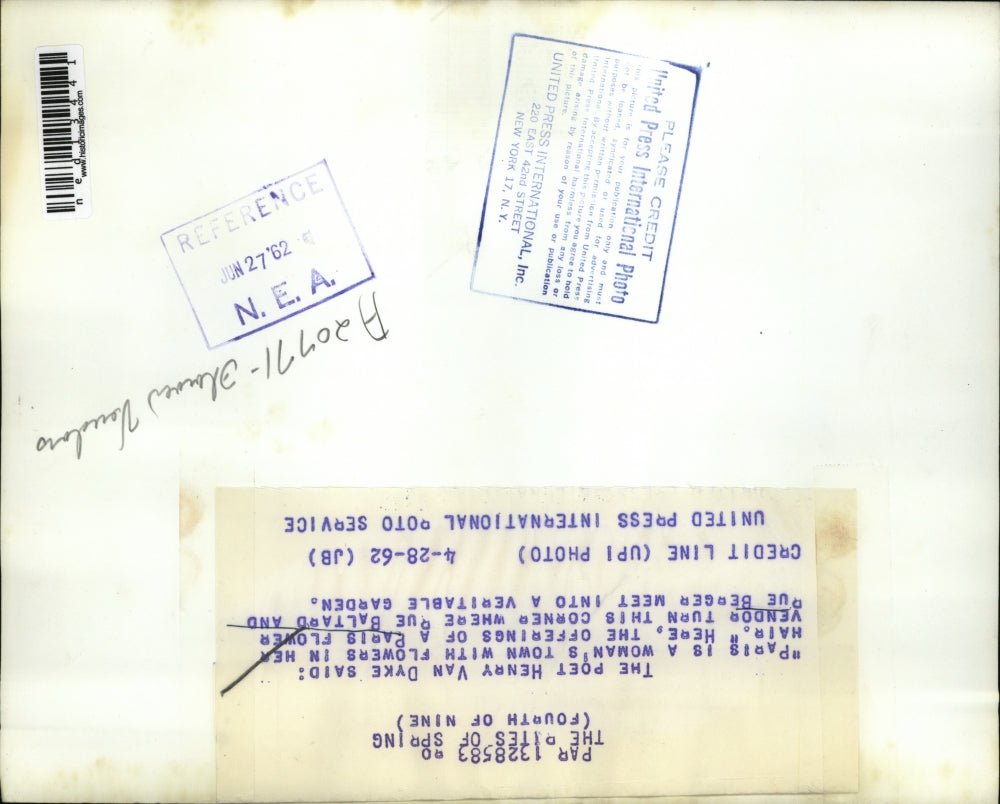 1962 Media Photo Paris France women at a flower vendor on the streets