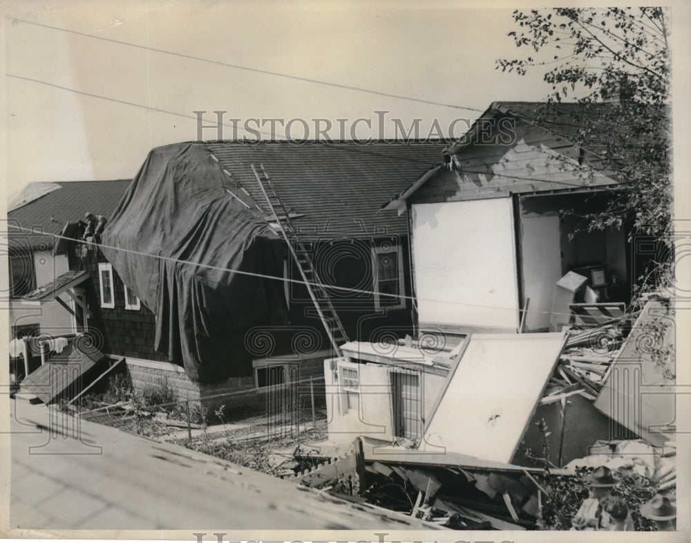 1933 Media Photo Army plane crashes into a house at Island Park, Long Island