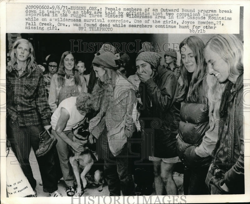 Load image into Gallery viewer, 1971 Press Photo Female members of an Outward Bound program
