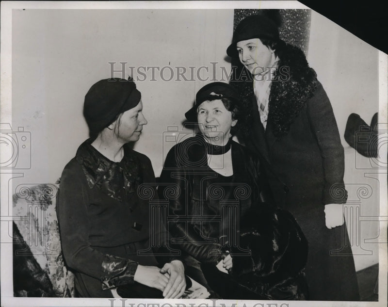 Load image into Gallery viewer, 1935 Media Photo Mrs Bertha Hoff, Mrs Augusta Hale,Marge Redwis Hauptman trial
