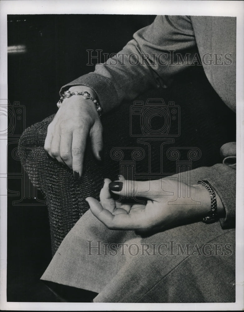 1950 Media Photo Hand model