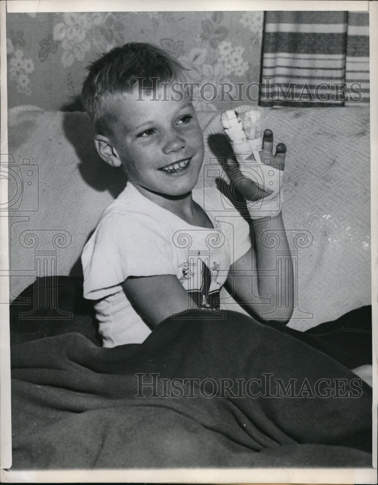 1948 Press Photo Gary Denning, 8 , of Des Moines, IA Injures Hand in Lawn Mower- Historic Images