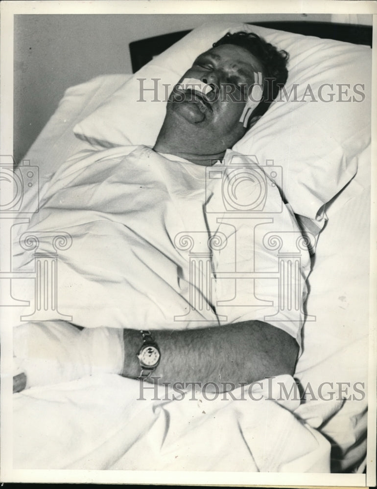 Load image into Gallery viewer, 1937 Media Photo Detective Thomas B. Washburn in LA Hospital After Stabbing
