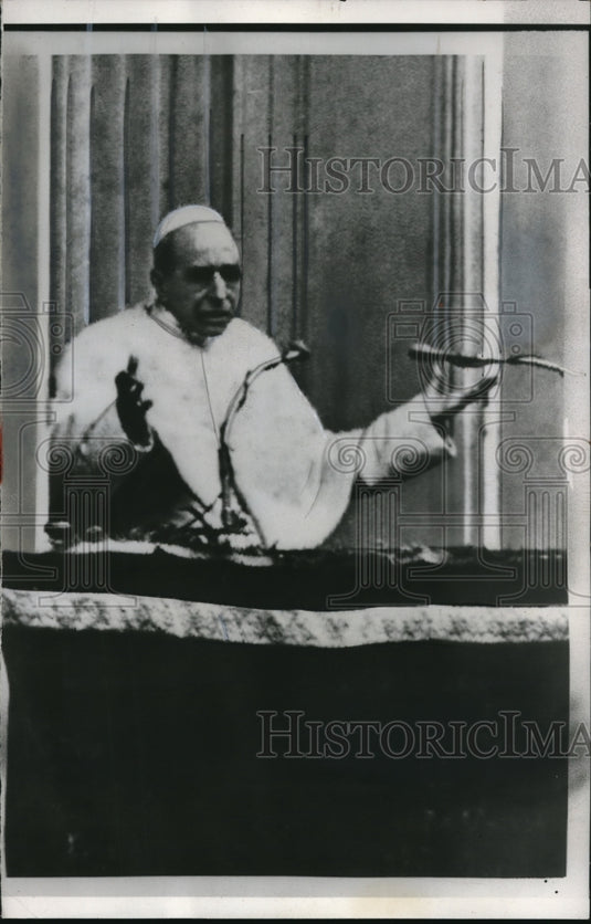 1955 Press Photo Castel Gandolfo, Italy, Making his first appearance since
