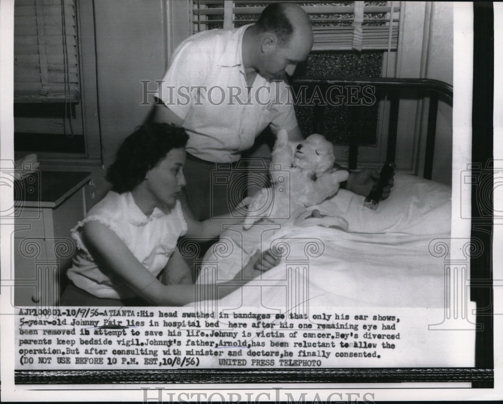 1956 Press Photo Johnny Pair eye cancer victim at the hospital with hi Parents.