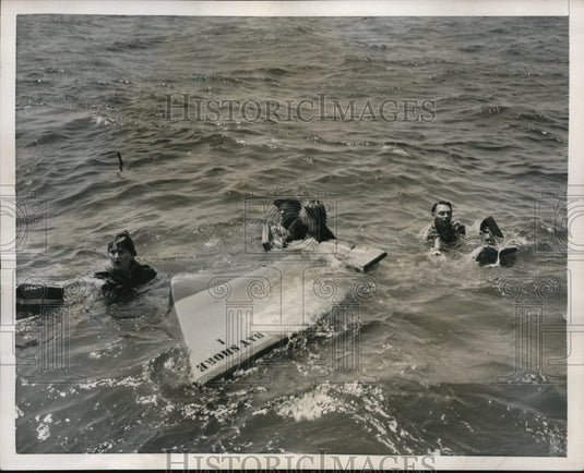 1954 Press Photo Balboa Calif Mrs & Mrs Wm Lightfoot, Mr & Mrs Rbt Saue rescued