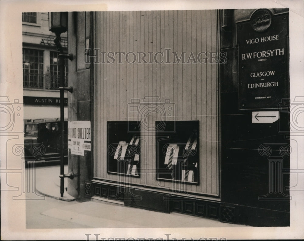 1940 Press Photo London shopkeepers in Regent street found way to minimize