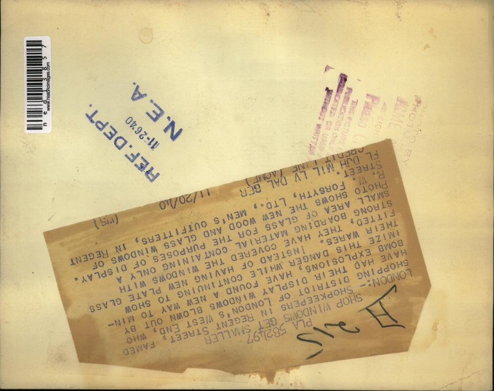 1940 Press Photo London shopkeepers in Regent street found way to minimize