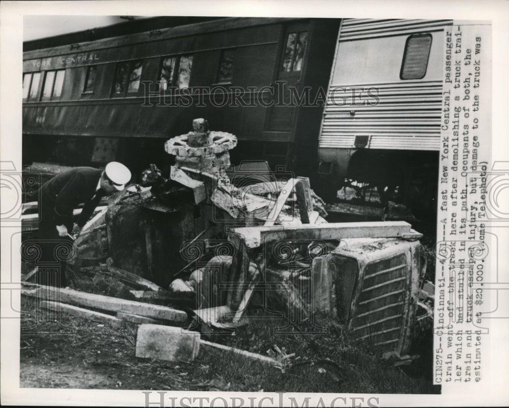 1950 Press Photo New York Central passenger train collides with truck trailer- Historic Images