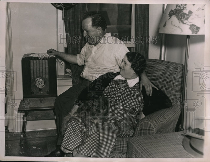 Load image into Gallery viewer, 1934 Media Photo Mr &amp; Mrs George Curry listen to the radio at home

