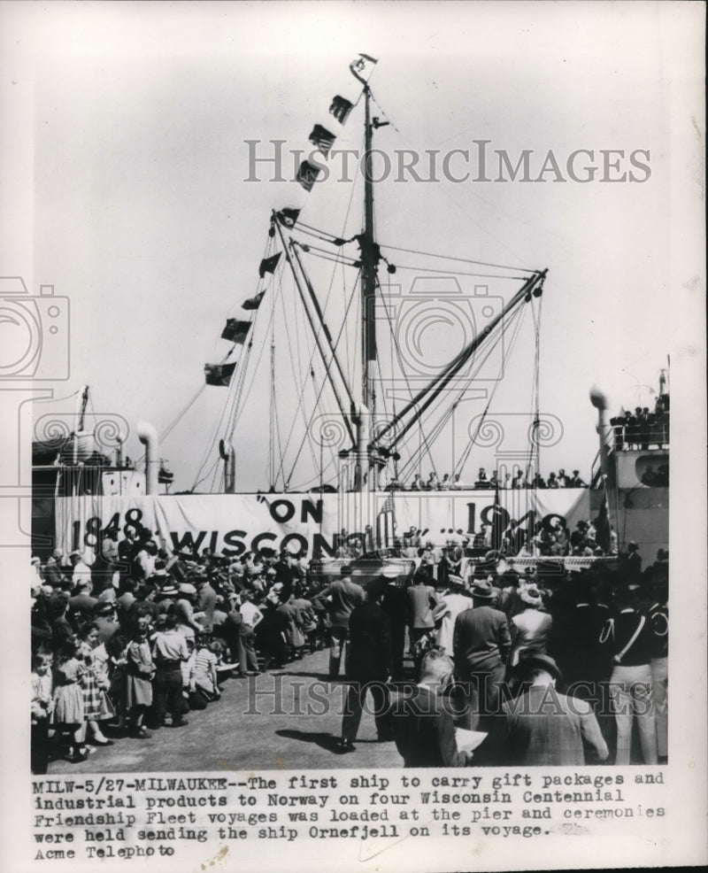 Load image into Gallery viewer, 1948 Media Photo Milwaukee First ship to carry gift packages and industrial
