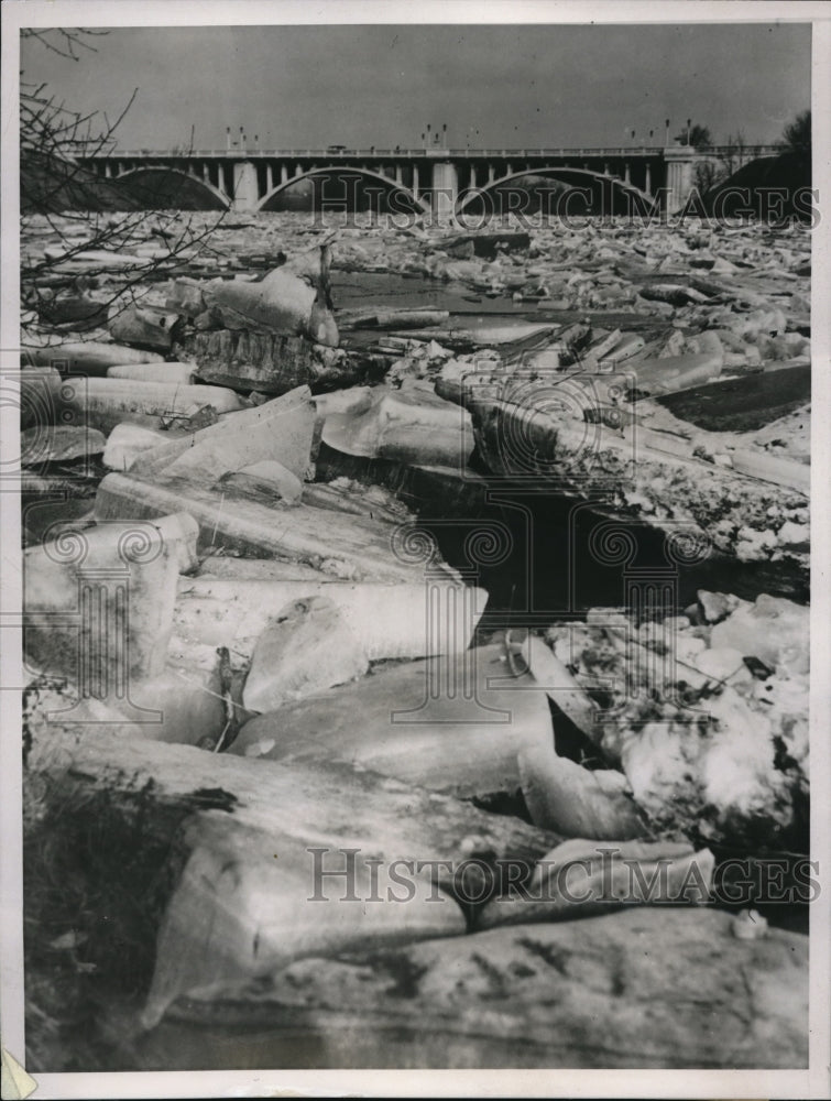 1938 Press Photo Ice jams on Milwaukee River held water back and sent it over