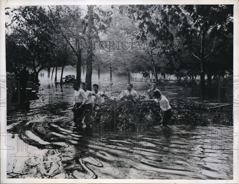 Load image into Gallery viewer, 1946 Press Photo South Street St Louis Missouri Flooding Relief Efforts
