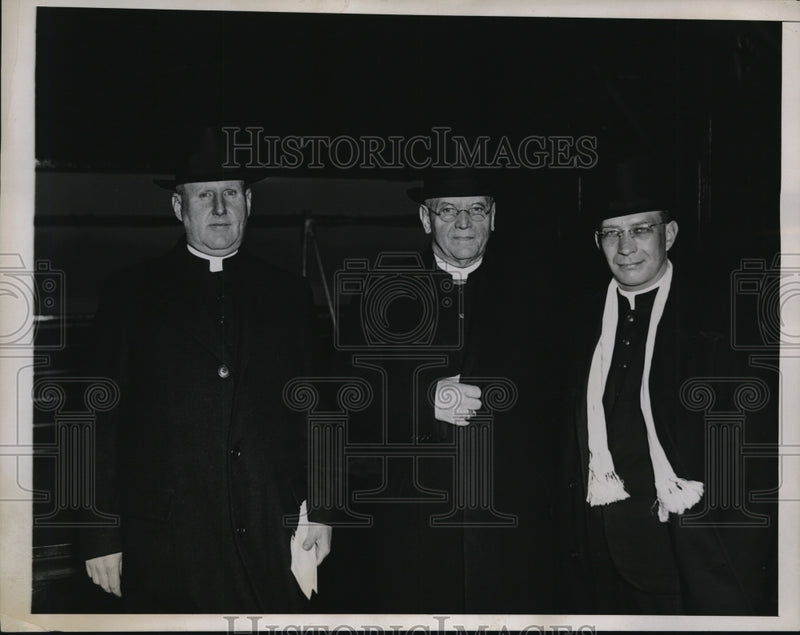 Load image into Gallery viewer, 1934 Media Photo John Treacy Bishop Joseph Schrembs Floyd Begin Arrive New York
