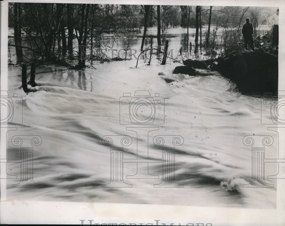 1935 Press Photo Tallahatchie River floodwaters break levee in Phillips Miss