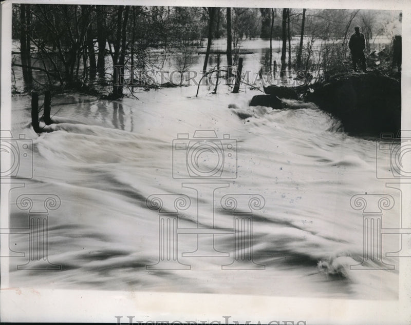 Load image into Gallery viewer, 1935 Press Photo Tallahatchie River floodwaters break levee in Phillips Miss
