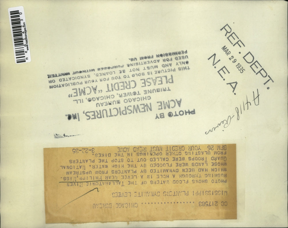 1935 Press Photo Tallahatchie River floodwaters break levee in Phillips Miss