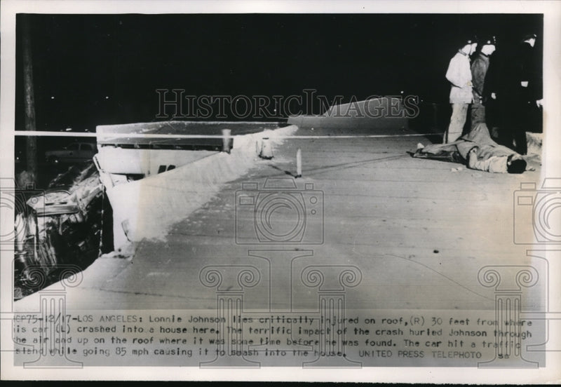 Load image into Gallery viewer, 1952 Press Photo LA Calif Lonnie Johnson hurt when car crashed into house
