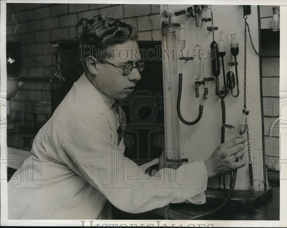 1933 Media Photo William H Pritchard London inventor in his lab
