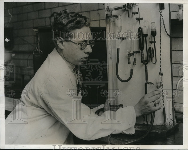 Load image into Gallery viewer, 1933 Media Photo William H Pritchard London inventor in his lab

