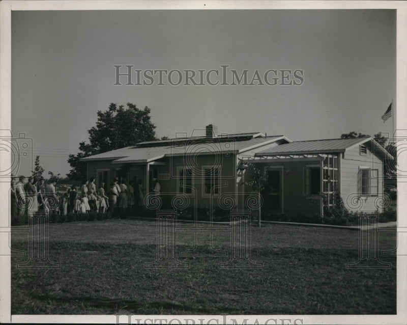 Load image into Gallery viewer, 1939 Media Photo Federal Farm Security Clinic and workers awaiting treatment
