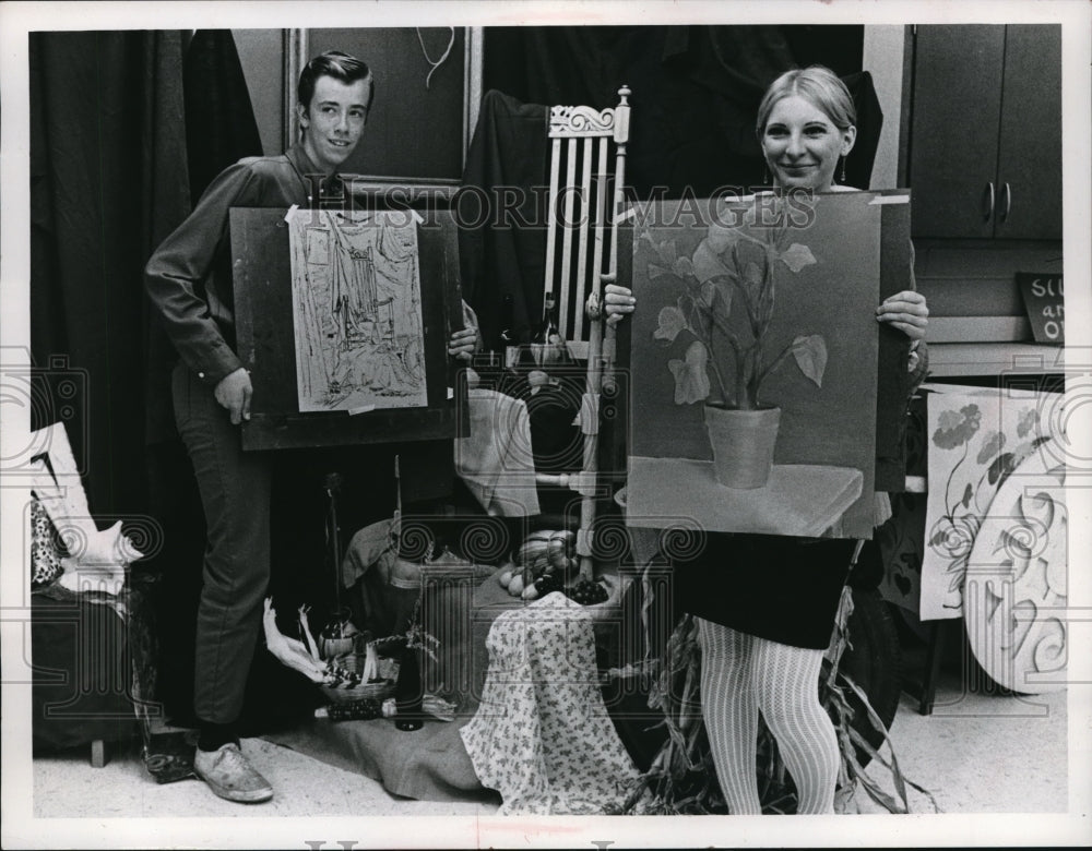 Press Photo Mike Tinker, 16, Cindy Cherry, 17, Mentor High School Art Display