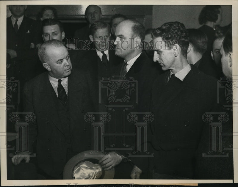 Load image into Gallery viewer, 1938 Media Photo John Henry Seadlund, Alias Peter Anders, being arraigned
