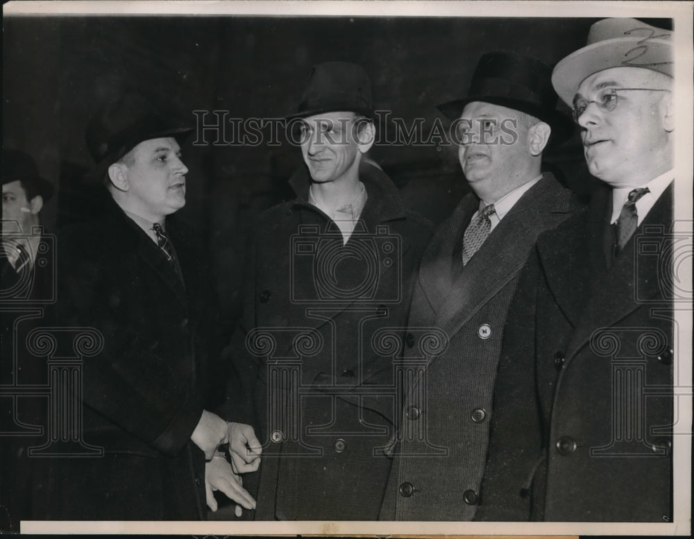 1938 Press Photo John Henry Seadlund, Alias Peter Anders, enters County Jail
