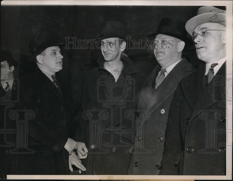 Load image into Gallery viewer, 1938 Press Photo John Henry Seadlund, Alias Peter Anders, enters County Jail
