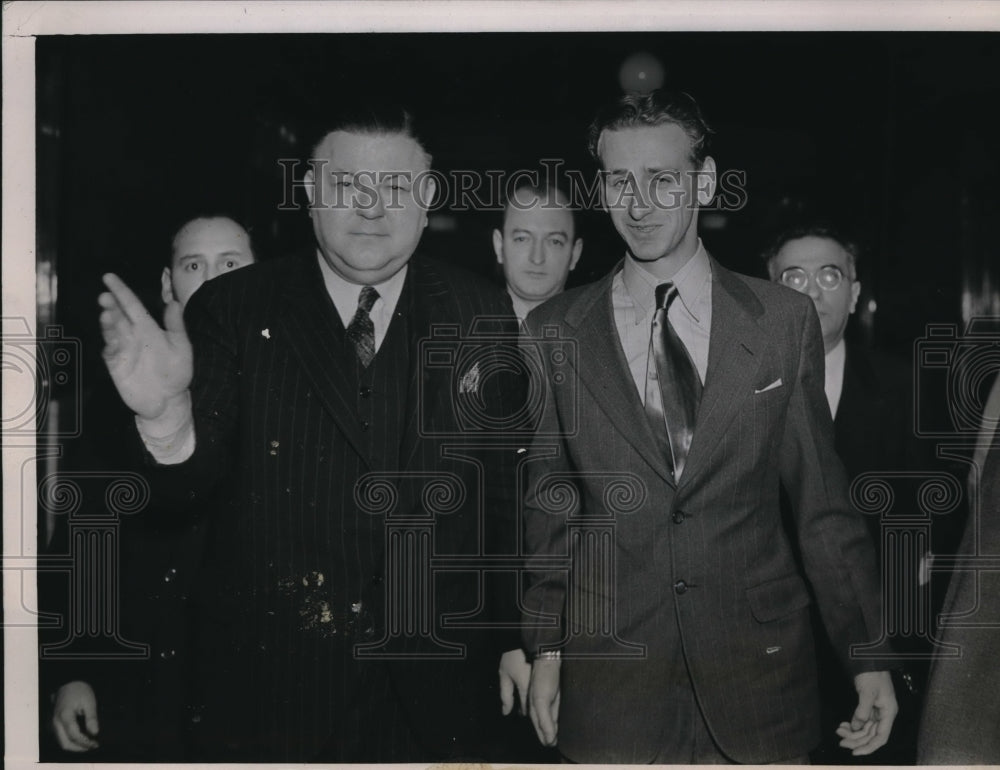 1938 Media Photo John Henry Seadlund, Alias Peter Anders, enters Federal Court