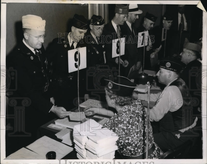 Load image into Gallery viewer, 1943 Media Photo New York: American Legion Convention Registering at hotel

