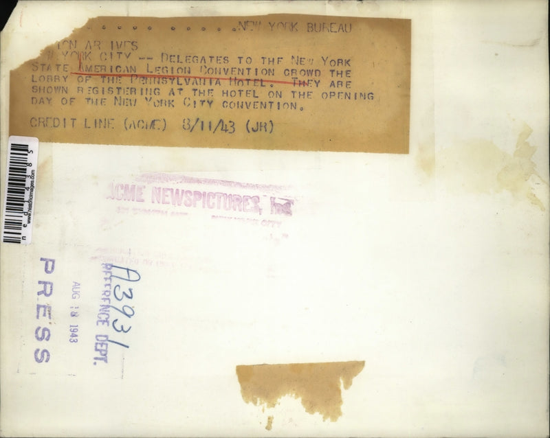 Load image into Gallery viewer, 1943 Media Photo New York: American Legion Convention Registering at hotel
