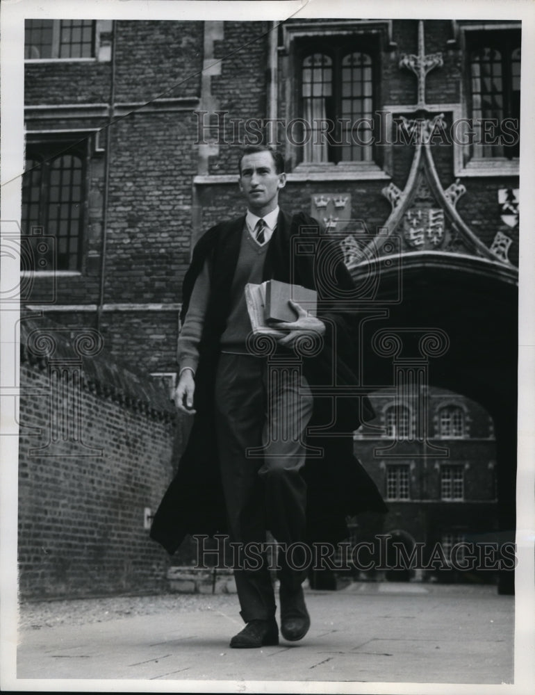 1960 Media Photo Herb Elliott walks at Jesus College at Cambridge Univeristy
