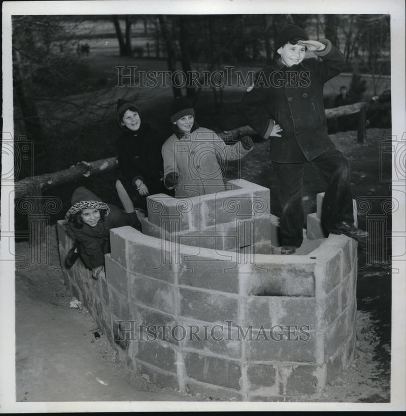 Load image into Gallery viewer, 1949 Press Photo Washington Luckiest children in Washington live around Parkside
