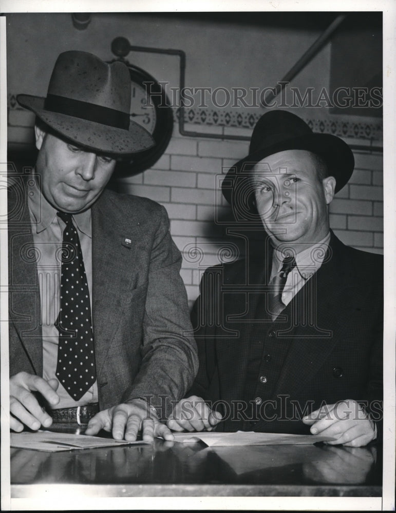 Load image into Gallery viewer, 1940 Media Photo Ivan D McMillan and Investigator Wesley Engstrom
