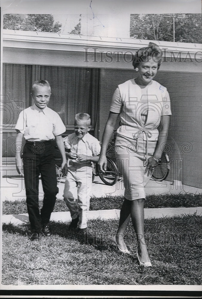 1961 Press Photo Mrs Virgil Grissom with sons Scott and Mark at home in Newport